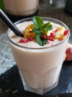 Una foto de Batido de Mango con fresa, plátano y leche