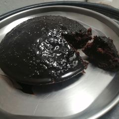 A picture of Bourbon and oreo biscuit cake.