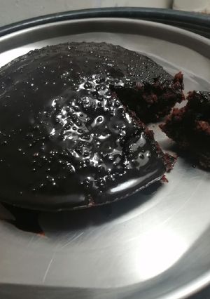 A picture of Bourbon and oreo biscuit cake.