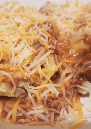 A picture of Chili cheese stuffed potatoe.
