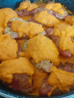 Una foto de Pimientos de piquillo rellenos de atún en salsa