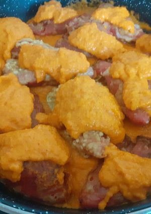 Una foto de Pimientos de piquillo rellenos de atún en salsa