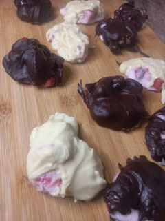 Una foto de Bombones helados de fresa 🍓 🍫