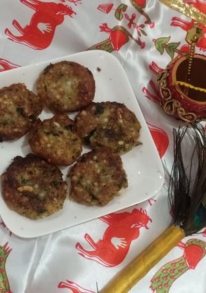 A picture of Sabudana potato vada.
