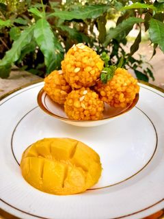 आमरस युक्त बुंदी चे लाडू (amras boondi che ladoo recipe in marathi) रेसिपी चे मुख्य फोटो