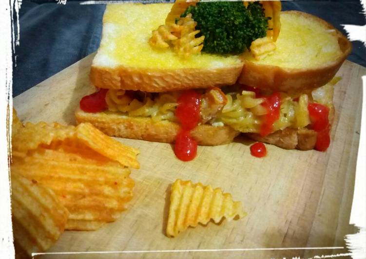 Resep Sandwich MaJuSoLi Panggang (Makaroni-Keju-Sosis-Brokoli) Lezat
