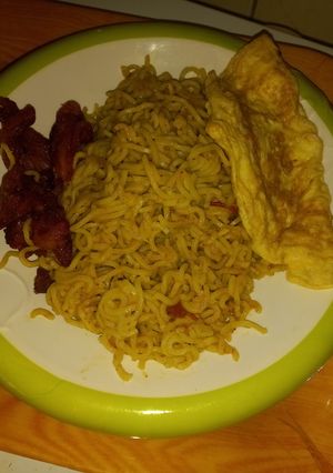 Indomine with omellate and plantain ainihin hoton girkin