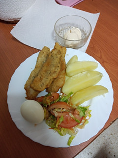 Una foto de Soldaditos de merluza con papas, ensalada mixta y mayonesa