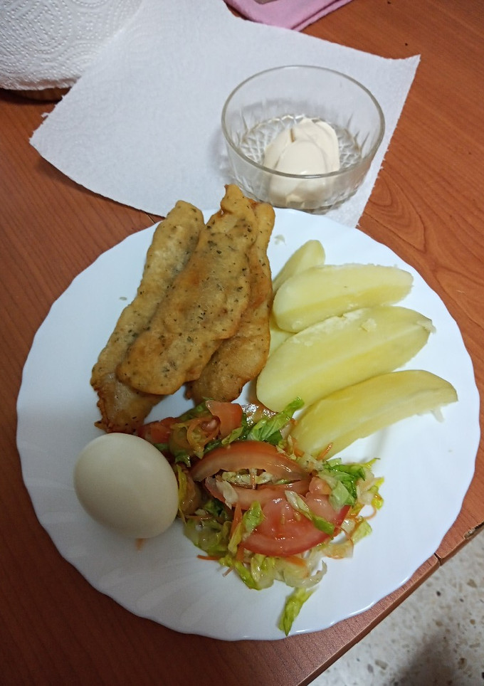 Una foto de Soldaditos de merluza con papas, ensalada mixta y mayonesa