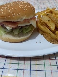 Una foto de Hamburguesa con tocineta