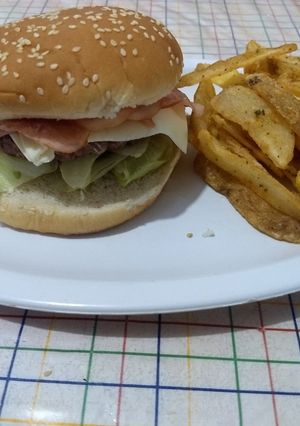 Una foto de Hamburguesa con tocineta