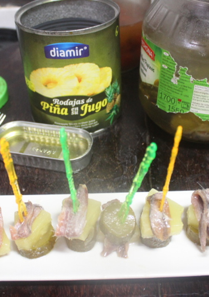Una foto de Banderillas de piña, anchoas y pepinillo