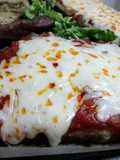Matambre tiernizado a la pizza con patatas, ajos y pimientos fritos
