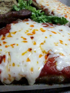 Una foto de Matambre tiernizado a la pizza con patatas, ajos y pimientos fritos