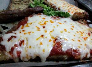 Foto principal de Matambre tiernizado a la pizza con patatas, ajos y pimientos fritos