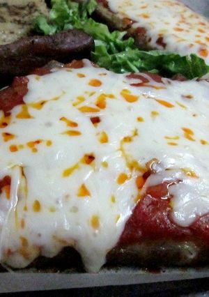 Foto principal de Matambre tiernizado a la pizza con patatas, ajos y pimientos fritos