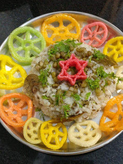 खिचडी (khichadi recipe in marathi) रेसिपी चे मुख्य फोटो