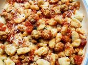 Una foto di gnocchi salsiccia
