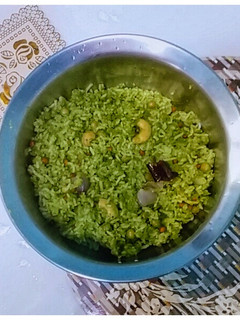 பட்டாணி கொத்தமல்லி சாதம் (Pattani kothamalli satham recipe in tamil) செய்முறை முக்கிய புகைப்படம்