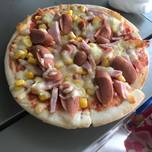 Hình của món Pizza thịt nguội xúc xích ngô ngọt.