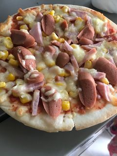 Hình của món Pizza thịt nguội xúc xích ngô ngọt.