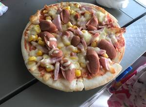 Hình của món Pizza thịt nguội xúc xích ngô ngọt.