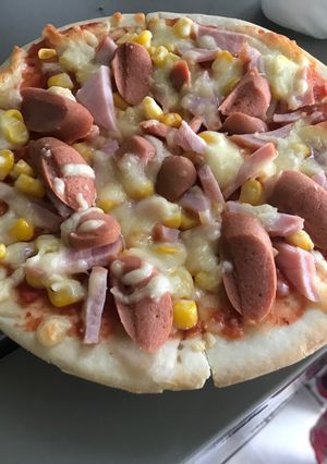 Hình của món Pizza thịt nguội xúc xích ngô ngọt.