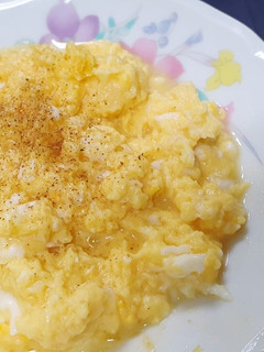「金沙滑蛋」雞蛋和鹹蛋混搭 的食譜成品照片