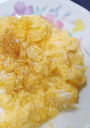 「金沙滑蛋」雞蛋和鹹蛋混搭 的食譜成品照片