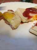 Bocaditos de queso con salchichas y huevos al nido