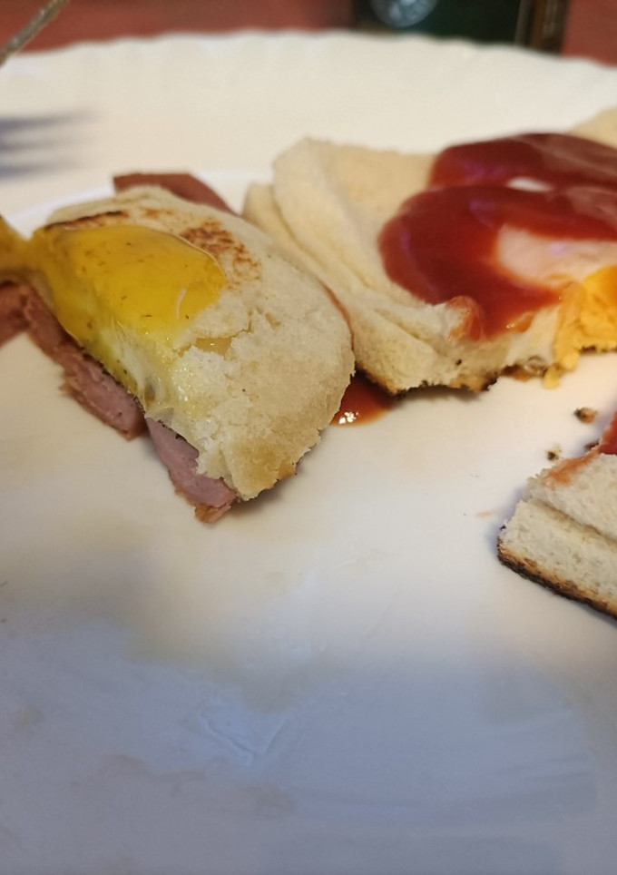 Una foto de Bocaditos de queso con salchichas y huevos al nido