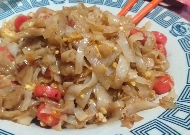 Kwetiaw goreng sosis baso