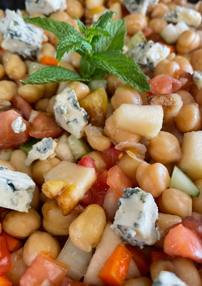 Una foto de Garbanzos con gorgonzola, fresas 🍓 y pomelo ….ufff