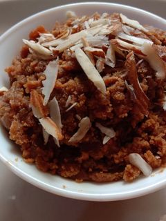 बेसन का हलवा (Besan ka Halwa recipe in hindi) रेसिपी मुख्य फोटो
