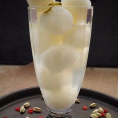 A picture of Chena Rasgulla.