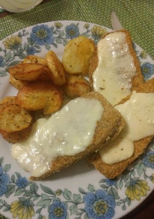 Una foto de Milanesas de berenjena sin sal con papas al horno
