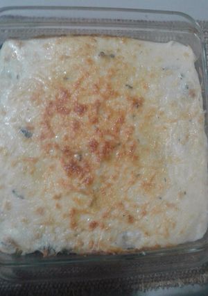 Una foto de Pastel de espinacas con salsa bechamel