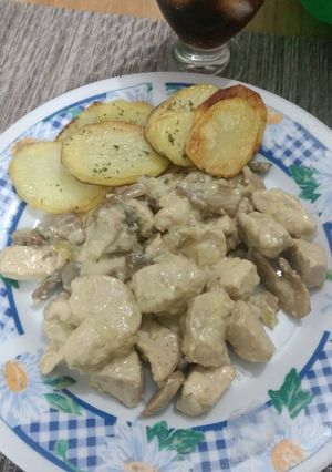 Una foto de Pollo al champiñón