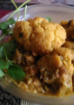 A picture of Gobhi malai curry.