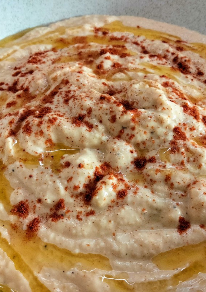 Una foto de Hummus clásico