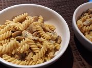 Una foto de fusilli con champiñones