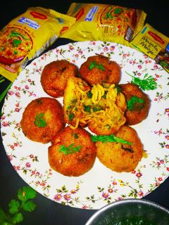 क्रिस्पी फ्राइड मैगी बॉल्स (crispy fried maggi balls recipe in Hindi) रेसिपी मुख्य फोटो
