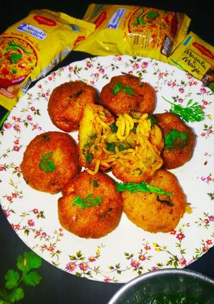 क्रिस्पी फ्राइड मैगी बॉल्स (crispy fried maggi balls recipe in Hindi) रेसिपी मुख्य फोटो