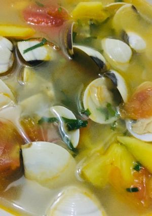 Hình của món Canh ngao dứa nguyên vỏ.