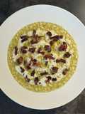 Risotto ai Piselli con Crema di Parmigiano e Pancetta Croccante