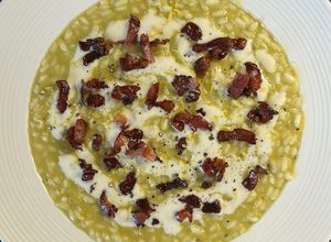 Foto di Risotto ai piselli con crema di parmigiano e bacon croccante
