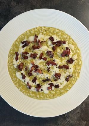 Foto di Risotto ai piselli con crema di parmigiano e bacon croccante