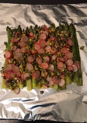 Une photo de Asperges vapeur et condiment croquant aux radis