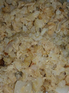 Una foto de Arroz integral salteado con cebolleta y atún 😋🍽