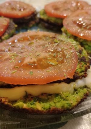 Una foto de Medallones de cáscara de zapallitos verdes, avena y rellena de queso cremoso
